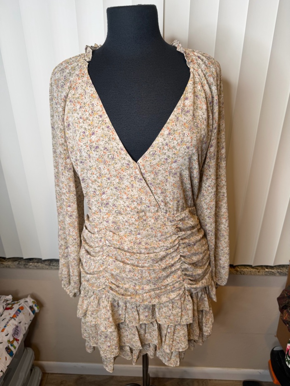 Sweet Lemon Floral Neutral Beige V-Neck Ruffled Dress Size Large